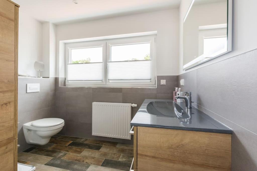 5 Sterne-Ferienhaus Eisvogel Am See Mit Sauna Und Kamin クラーコー・アム・ゼー エクステリア 写真